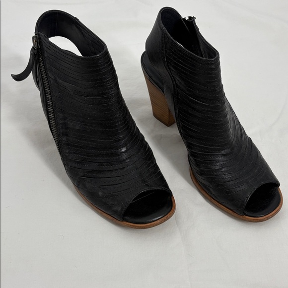 Paul Green Cayanne Peep Toe Side Zip Heeled Leather Booties in Black - 7 1/2 US - Picture 1 of 9
